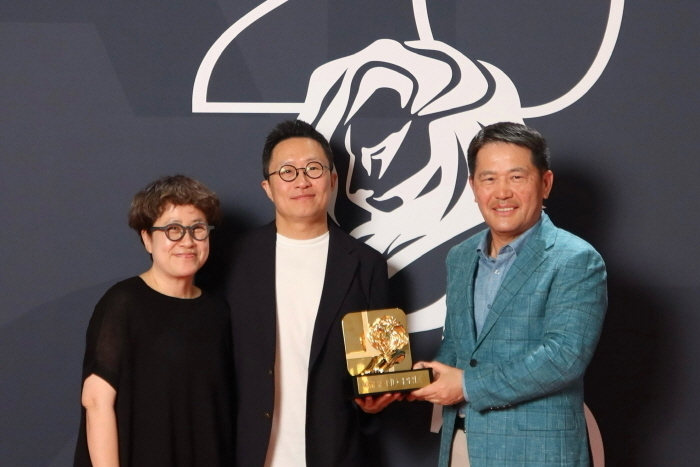 국제 광고제 '칸 라이언즈(Cannes Lions) 2025'에서 단편 영화 '밤낚시'가 엔터테인먼트(Entertainment) 부문 그랑프리(Grand prix)를 수상해 (왼쪽부터) 이노션 최고 크리에이티브 책임자(CCO) 김정아 부사장, 현대자동차 브랜드마케팅본부장 지성원 전무, 이노션 이용우 대표이사가기념 촬영을 하고 있는 모습.<br>
