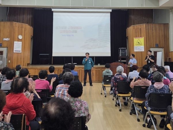 정종복 기장군수가 맞춤형 교통안전교육에 앞서 어르신들에게 교통안전을 당부하고 있다. 사진ㅣ기장군 