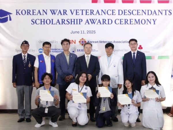 우리웰스뱅크필리핀 최성현 법인장(뒷줄 오른쪽)이 필리핀 참전용사 후손들에게 장학증서를 전달하고 있다. 사진ㅣ우리금융그룹