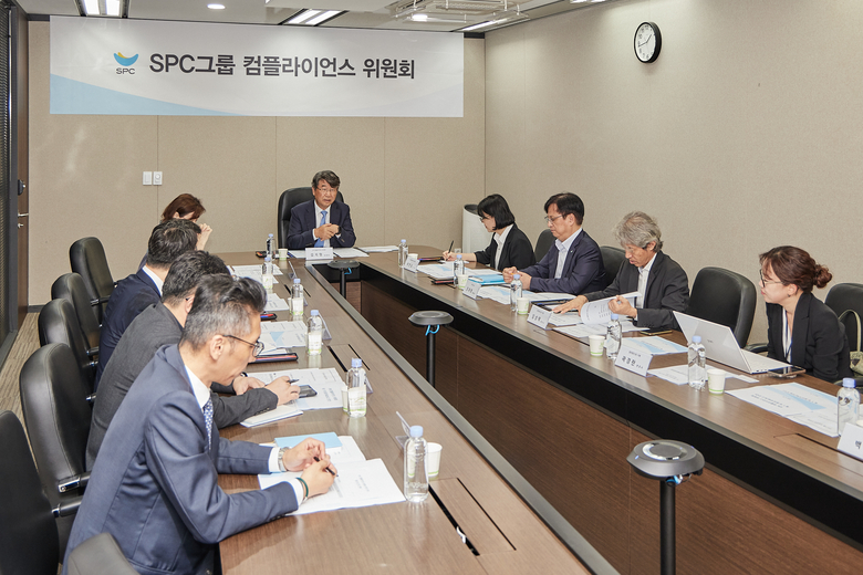 SPC 컴플라이언스 위원회가 발족식을 갖고 김지형 위원장(가운데) 주재로 첫 회의를 진행하고 있다. 사진 ㅣ SPC그룹