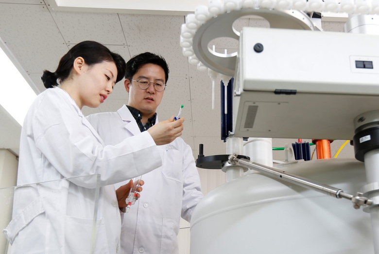 금호석유화학 중앙연구원 내 연구원이 제품 개발을 위한 실험에 열중하고 있다 사진|금호석유화학