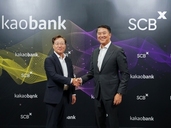 윤호영 카카오뱅크 대표이사(왼쪽)와 아르시드 난다위다야 SCBX 대표이사가 2023년 6월 당시 태국 수도 방콕 SCBX 본사에서 태국 가상은행 인가획득을 위한 업무협약(MOU)을 체결한 뒤 기념촬영하고 있다. 사진ㅣ카카오뱅크