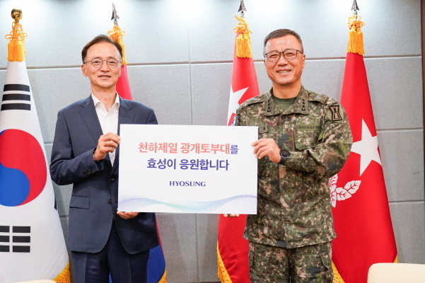 이정원 효성 커뮤니케이션실장(왼쪽)과 주성운 육군 1군단장 사진|효성