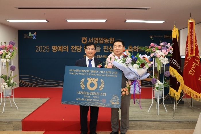 왼쪽부터 송춘수 NH농협손해보험 대표이사, 김원식 서영암농협 조합장. 사진ㅣNH농협손해보험