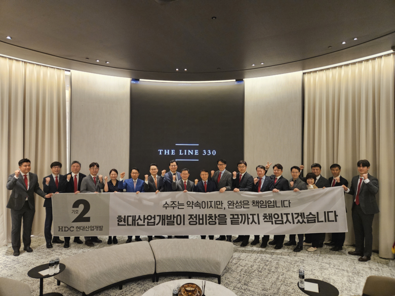 삼성물산 리조트 부문(조경), smdp(건축디자인), LPA(경관조명) 파트너십 관계자와 현대산업개발 대표이사가 용산정비창 전면1구역 홍보관에서 책임을 약속하고 있다. 사진 ㅣ HDC현대산업개발
