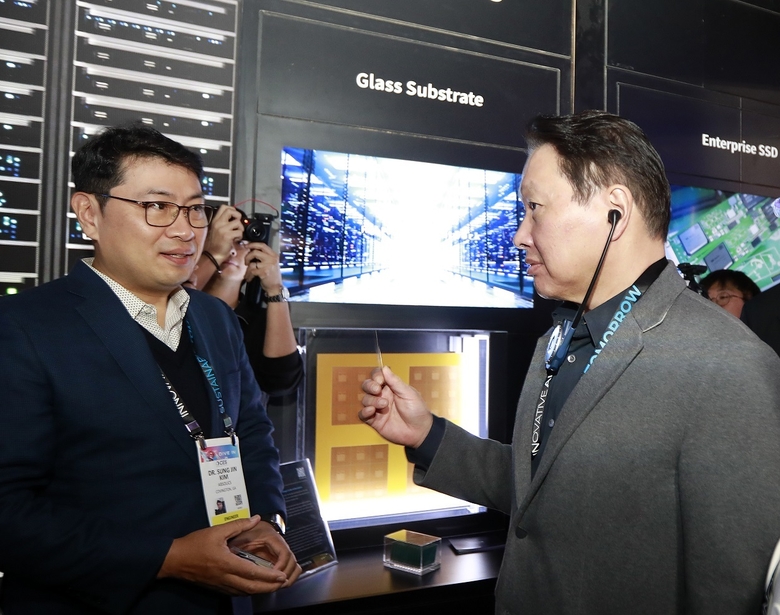 지난 1월 미국 라스베이거스에서 열린 'CES 2025' 행사장에 마련된 SK 전시관에서 유리기판을 살펴보고 있는 최태원 SK 회장. 사진ㅣSK그룹