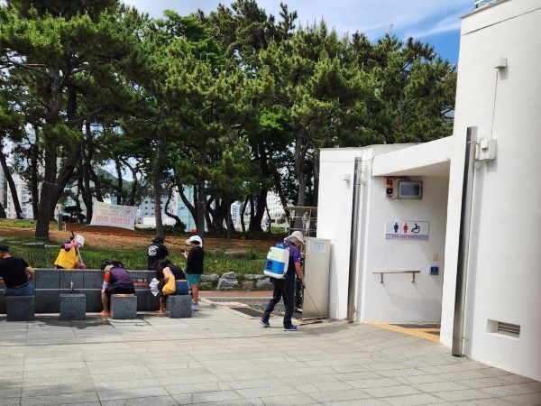 해운대해수욕장 개장 앞두고 집중 방역 실시. 사진ㅣ해운대구 