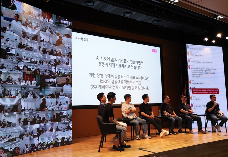홍범식 사장(왼쪽 4번째)을 포함한 LG유플러스 경영위원들이 2분기 타운홀미팅에서 구성원들의 질문에 답하고 있다. 사진|LG유플러스