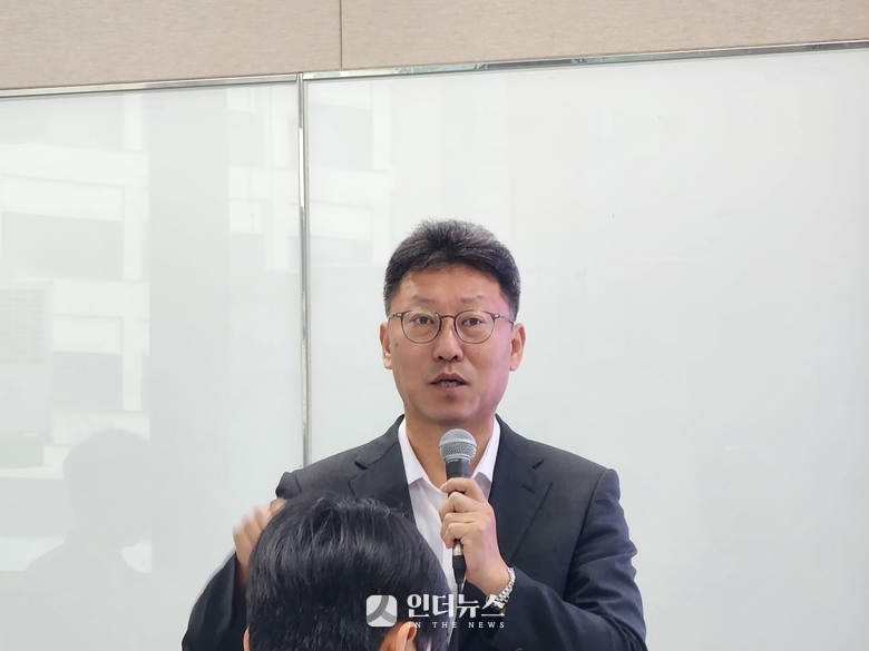 24일 서울 종로 삼화타워에서 열린 일일 브리핑에서 설명하는 김희섭 SKT PR센터장. 사진ㅣ인더뉴스