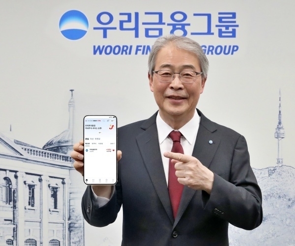 임종룡 우리금융그룹 회장이 지난 3월말 우리투자증권 모바일트레이딩시스템(MTS) '우리WON MTS' 앱을 시연하고 있다. 사진ㅣ우리금융그룹