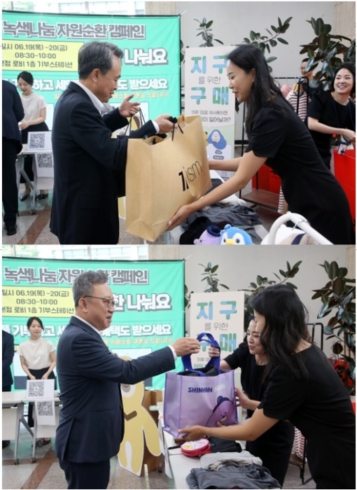 진옥동 신한금융그룹 회장(위쪽)이 '신한 나눠요 DAY' 행사에서 외투와 셔츠, 정상혁 신한은행장이 니트를 기부하고 있다. 사진ㅣ신한금융그룹