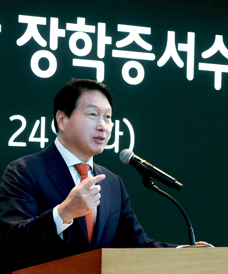 최태원 SK그룹 회장(한국고등교육재단 이사장)이 24일 서울 종로구 SK서린빌딩에서 열린 ‘해외 유학 장학생 장학 증서 수여식’에서 격려 인사하고 있다. 사진|SK