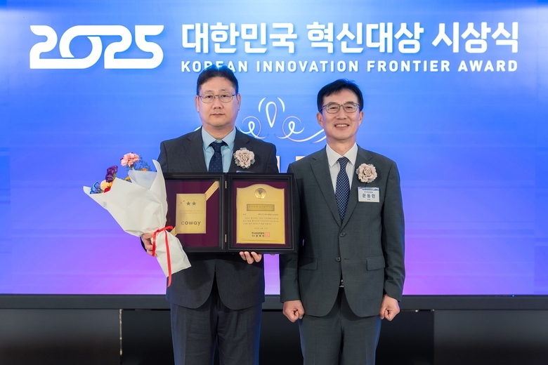 2025 대한민국 혁신대상 시상식에서 이현희 코웨이 비렉스 개발실장(왼쪽)과 문동민 한국표준협회장(오른쪽)이 기념촬영을 하고 있는 모습. 사진ㅣ코웨이