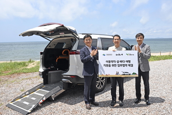 (왼쪽부터) 주대영 국립공원공단 이사장, 이덕현 기아 지속가능경영실장, 이재강 사단법인 그린라이트 회장이 기념 사진을 촬영하는 모습 사진|기아