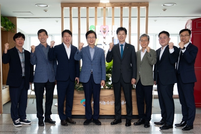 강태영 NH농협은행장(왼쪽 다섯번째)이 가락시장 개장 40주년 기념행사에 앞서 문영표 서울시농수산식품공사 사장(왼쪽 네번째)과 기념촬영하고 있다. 사진ㅣNH농협은행
