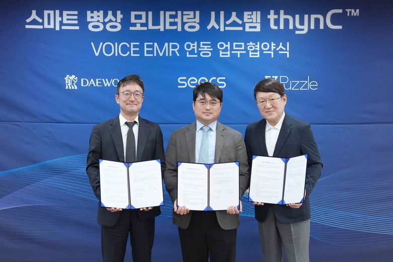 (왼쪽부터)이영신 씨어스테크놀로지 대표, 이창재 대웅제약 대표, 김용식 퍼즐에이아이 대표가 AI 기반 스마트병원 솔루션 공동 개발 및 확산을 위한 3자 업무협약을 체결하고 기념 촬영하고 있다.. 사진|대웅제약