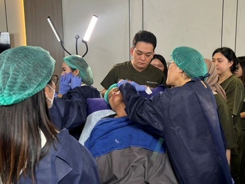 배경태 잇츠미의원 세종 원장이 라이브 시연을 하며 인도네시아 의료진에게 최신 술기를 전파하고 있는 모습. 사진ㅣ대웅제약