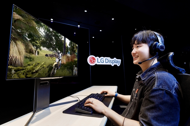 4세대 기술이 적용된 27인치 OLED 모니터 패널로 게임을 즐기고 있는 LG디스플레이 모델. 사진ㅣLG디스플레이