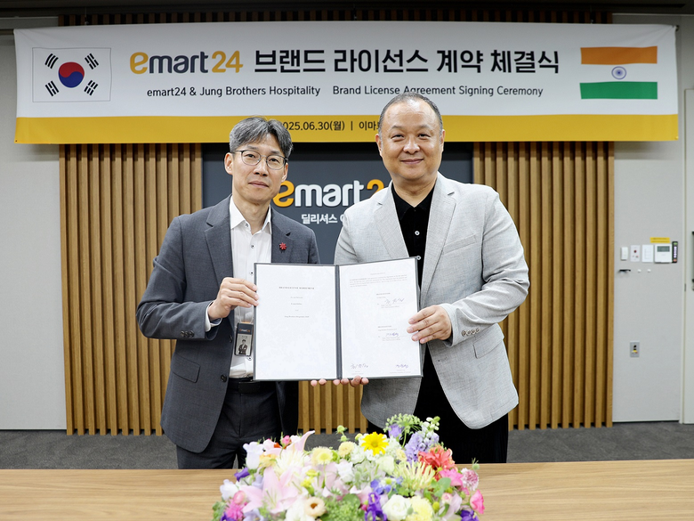 30일 서울 성동구 이마트24 본사에서 최진일 이마트24 대표(왼쪽), 인도 시장 1세대 한인 사업가 피터 정(Jung Brothers Hospitality CEO)대표가 인도 진출을 위한 브랜드 라이선스 계약을 체결한 모습. 사진ㅣ이마트24