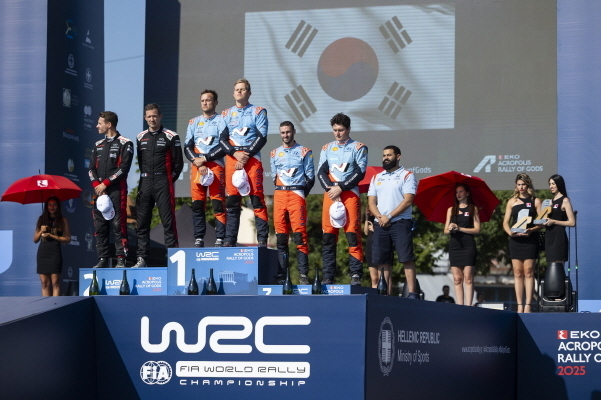 2025 WRC 그리스 랠리에서 포디움에 오른 선수들의 모습. 사진|현대차