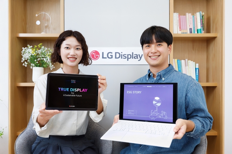 '2025 ESG 리포트'를 소개하고 있는 LG디스플레이 직원들. 사진ㅣLG디스플레이