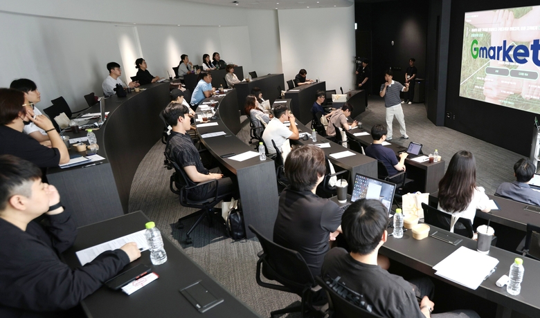 지난 30일, 신세계 남산에서 G마켓이 진행한 ‘상생교육’ 현장에서 강연을 듣고 있는 참여 셀러들. 사진ㅣG마켓