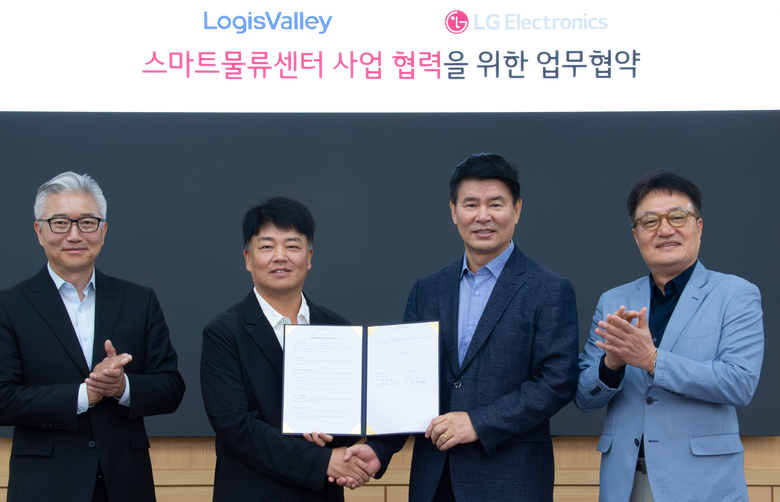 사진 왼쪽부터 김필립 로지스밸리 대표이사, 임영빈 로지스밸리 그룹 회장, 정대화 LG전자 생산기술원장(사장), 백기문 LG전자 ID사업부장(전무). 사진ㅣLG전자