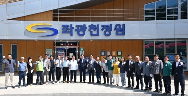 주요 내빈들이 기념식수 및 현판식 개최하고 기념촬영을 하고 있다. 사진ㅣ기장군