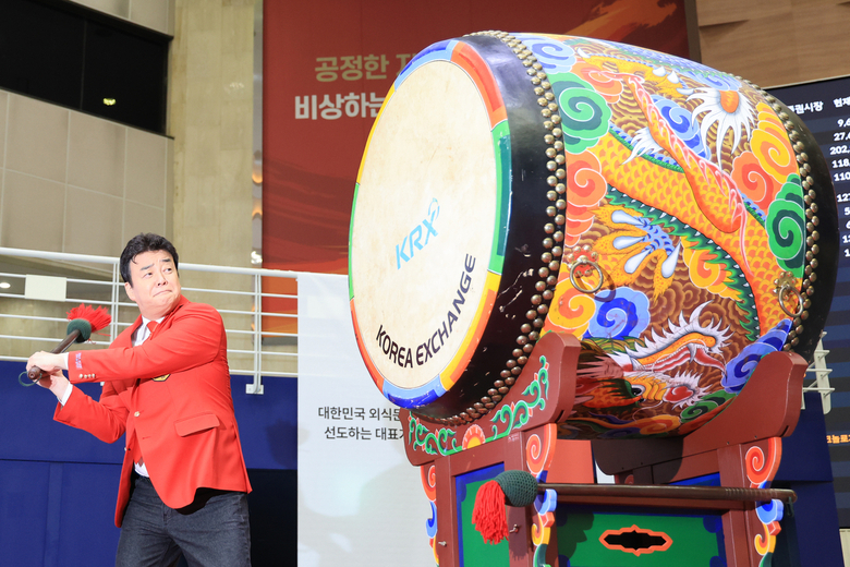 백종원 더본코리아 대표가 지난해 11월 6일 서울 영등포구 여의도 한국거래소 홍보관에서 열린 더본코리아 코스피 상장 기념식에 참석해 기념북을 치는 모습. 사진ㅣ연합뉴스