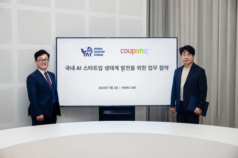 업무협약 기념 사진촬영을 하고 있는 전경수 쿠팡 전무(우)와 구태언 코리아스타트업포럼(좌) 부의장. 사진ㅣ쿠팡