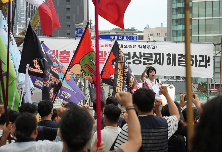 지난달 24일 서울 강남구 네오플 서울지사 사옥 앞에서 집회를 열고 있는 민주노총 화학섬유식품노조 넥슨지회 네오플분회 관계자들. 사진ㅣ연합뉴스