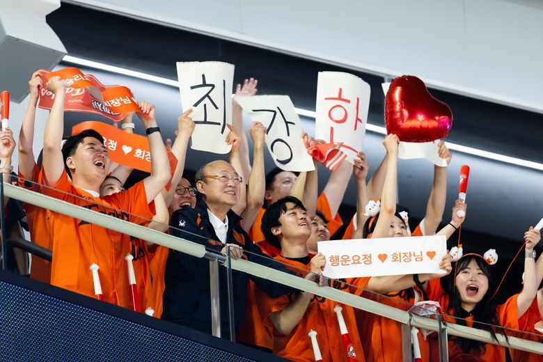 김승연 한화그룹 회장이 대전 한화생명볼파크에서 3일 열린 KBO 한화이글스 대 NC다이노스의 경기에서 응원하고 있다. 사진|한화