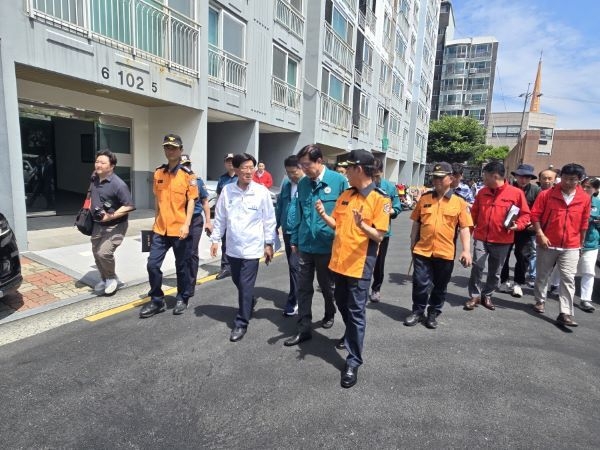 정종복 군수(좌측 두번째)와 박형준 부산시장(우측 두번째)이 사고현장에서 현장 상황을 보고 받고 있다. 사진ㅣ기장군