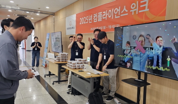 한화에어로스페이스 임직원들이 지난 2일 아산사업장에서 진행된 '컴플라이언스 위크' 행사에 참여하고 있다 사진|한화에어로스페이스