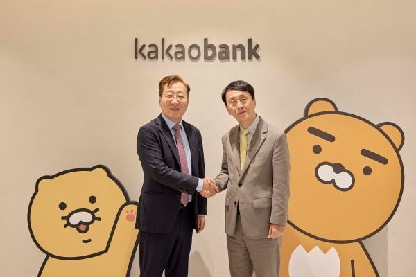 윤호영 카카오뱅크 대표이사(왼쪽)와 김경환 한국주택금융공사 사장이 지난 6월26일 경기 성남 카카오뱅크 판교오피스에서 정책모기지 활성화와 금융서비스 혁신 업무협약을 하고 있다. 사진ㅣ카카오뱅크