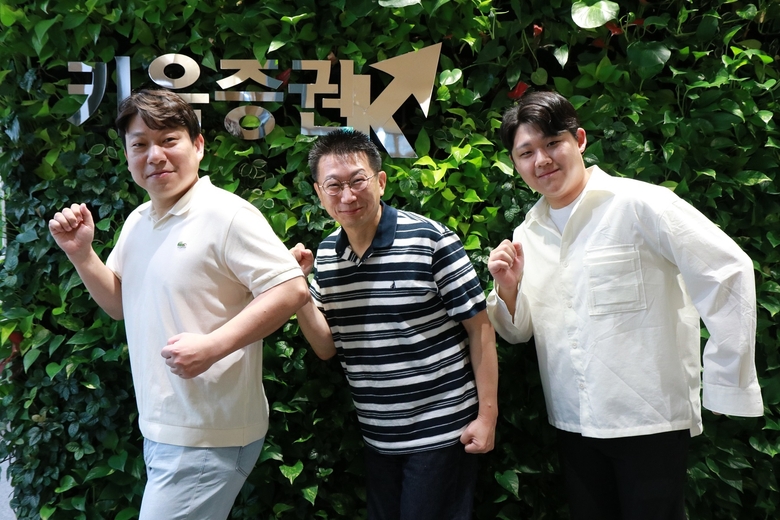 키움증권 걸음 기부 캠페인 ‘키움과맑음 시즌2’에 참여해 6월 한달동안 가장 많은 걸음 기부한 직원들이 기념촬영을 하고 있다. 왼쪽부터 이지수 플랫폼전략팀 차장, 임상옥 자금불공정세탁방지팀 팀장, 이건우 기업금융1팀 사원. 사진 ㅣ 키움증권.