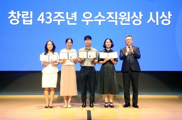 정상혁 신한은행장(오른쪽)이 7일 본점에서 열린 창립 43주년 기념식에서 우수직원들과 기념촬영하고 있다. 사진ㅣ신한은행