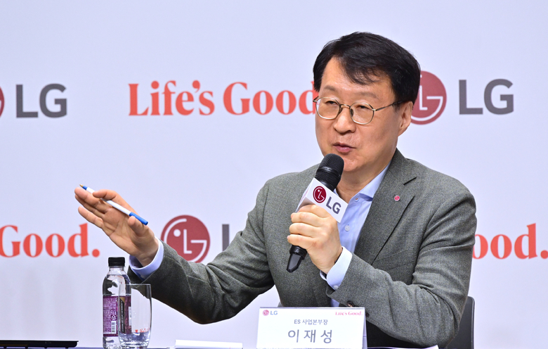8일 마곡 LG사이언스파크에서 열린 기자간담회에서 HVAC(냉난방공조) 사업 전략방향과 AI 데이터센터향 솔루션 등을 소개하고 있는 이재성 LG전자 ES사업본부장. 사진ㅣLG전자