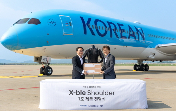 현대차∙기아 로보틱스랩 현동진 상무(왼쪽)와 대한항공 항공우주사업본부 정현보 상무(오른쪽) 가 엑스블숄더 1호전달식후 기념사진을촬영하는 모습 사진|현대차·기아