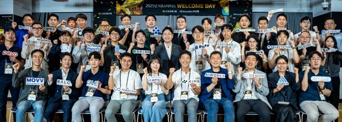 이창권 KB금융지주 디지털·IT부문장(두번째 줄 왼쪽 일곱번째)이 지난 8일 강남HUB에서 열린 'KB스타터스 웰컴데이'에서 스타트업 관계자들과 기념촬영하고 있다. 사진ㅣKB금융그룹