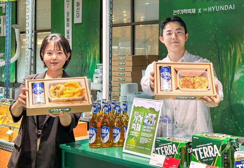 현대백화점 판교점에 마련된 전주가맥축제 팝업스토어에서 직원들이 가맥축제의 유명한 먹거리로 구성한 상품을 소개하는 모습. 사진ㅣ현대백화점