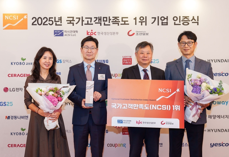 ‘2025년 NCSI 1위 기업 인증식’에서 (왼쪽부터)정수진 LG전자 브랜드커뮤니케이션담당 상무, 김영락 LG전자 한국영업본부장(사장), 채상철 LG전자 ES마케팅담당 상무, 이성진 LG전자 구독영업담당 상무가 기념 촬영하고 있다. 사진|LG전자