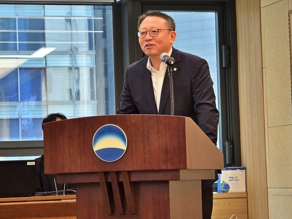 정진완 우리은행장이 10일 회현동 본점에서 열린 '포용적 금융플랫폼' 설명회에서 중소기업과 소상공인을 위한 상생방안을 설명하고 있다. 사진ㅣ우리은행