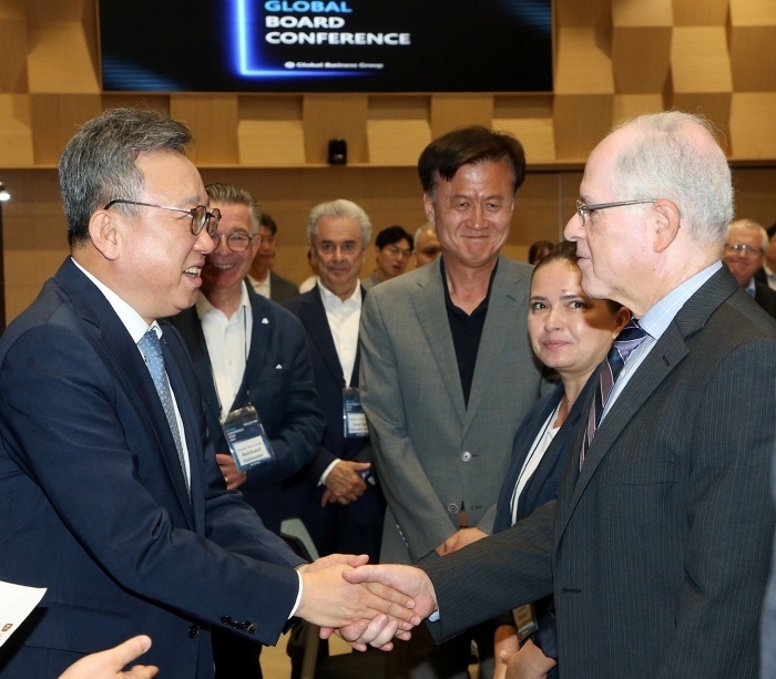 정상혁 신한은행장(왼쪽). 사진ㅣ신한은행