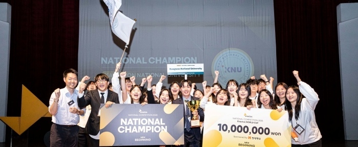 현대해상 CSO 정경선 전무(왼쪽)가 '2025 인액터스 코리아 국내대회'에서 우승한 강원대 인액터스팀과 함께 기념촬영하고 있다. 사진ㅣ현대해상