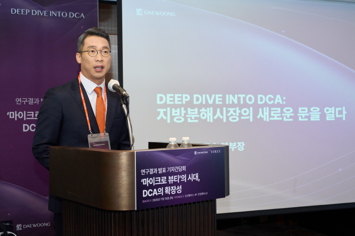 윤준수 대웅제약 나보타사업 본부장이 기자간담회에서 지방파괴주사제인 브이올렛의 주성분 데옥시콜산(DCA)을 소개하고 있는 모습. 사진/ 대웅제약