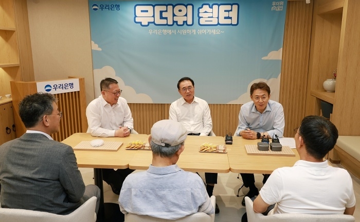 오른쪽부터 권대영 금융위 사무처장, 조용병 은행연합회장, 정진완 우리은행장. 사진ㅣ금융위원회