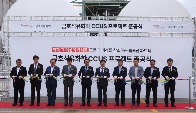 CCUS 준공식 행사 참석자( 좌측 네번째부터 오른쪽으로 장갑종 K&H특수가스 대표이사, 백종훈 금호석유화학 대표이사, 정기명 여수시장)들이 테이프커팅식을 진행하고 있다. 사진|금호석유화학