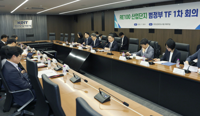 문신학 산업통상자원부 1차관이 16일 서울 중구 대한상공회의소 대회의실에서 ‘제1차 RE100 산업단지 추진 TF 회의’를 주재하고 있다 사진|산업부