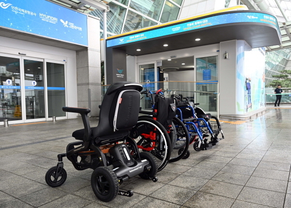 인천공항 제1여객터미널에 마련된 현대차그룹의 휠셰어 대여소 사진|현대차그룹